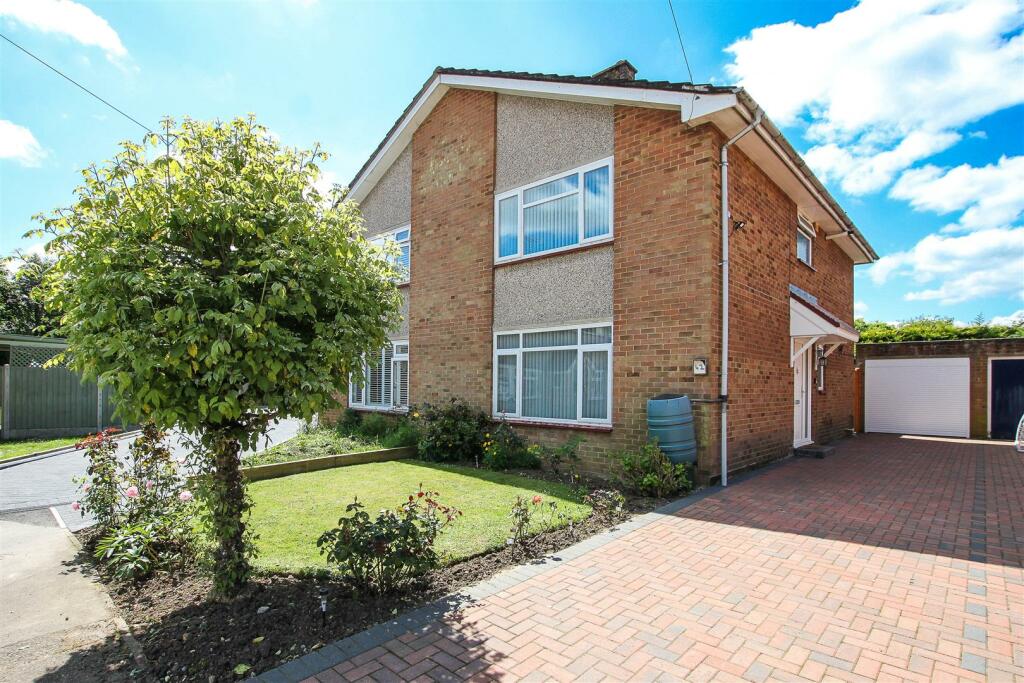 3 bedroom semidetached house for sale in Glovers Field, Kelvedon Hatch, Brentwood, CM15