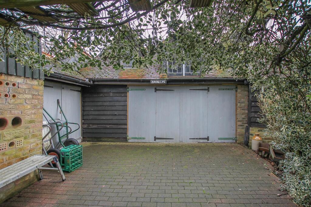 Additional property image - Chelmsford Road, Blackmore, Ingatestone