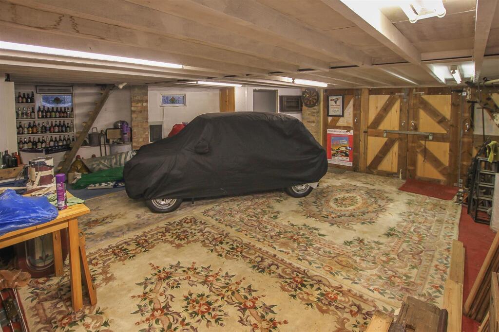 Additional property image - Chelmsford Road, Blackmore, Ingatestone