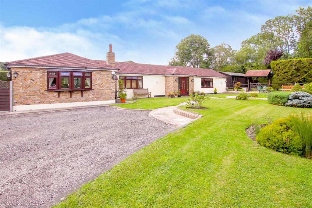 3 bedroom detached bungalow for sale in ** SIGNATURE HOME ** Broxhill