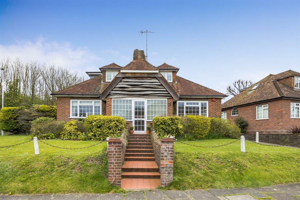 3 bedroom detached house for sale in Court Close, Patcham, Brighton, BN1