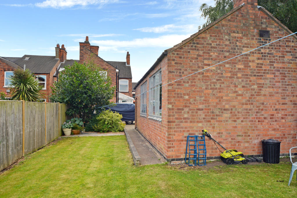 3 bedroom end of terrace house for sale in Central Avenue, Wigston