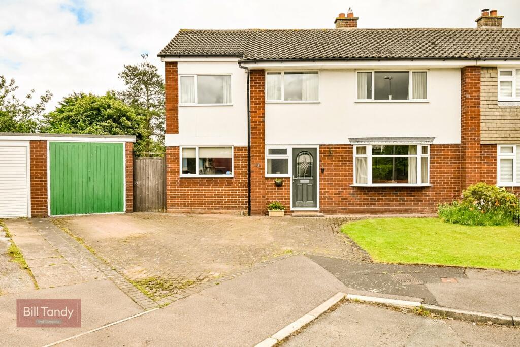 4 bedroom semidetached house for sale in Furlong Close, Alrewas