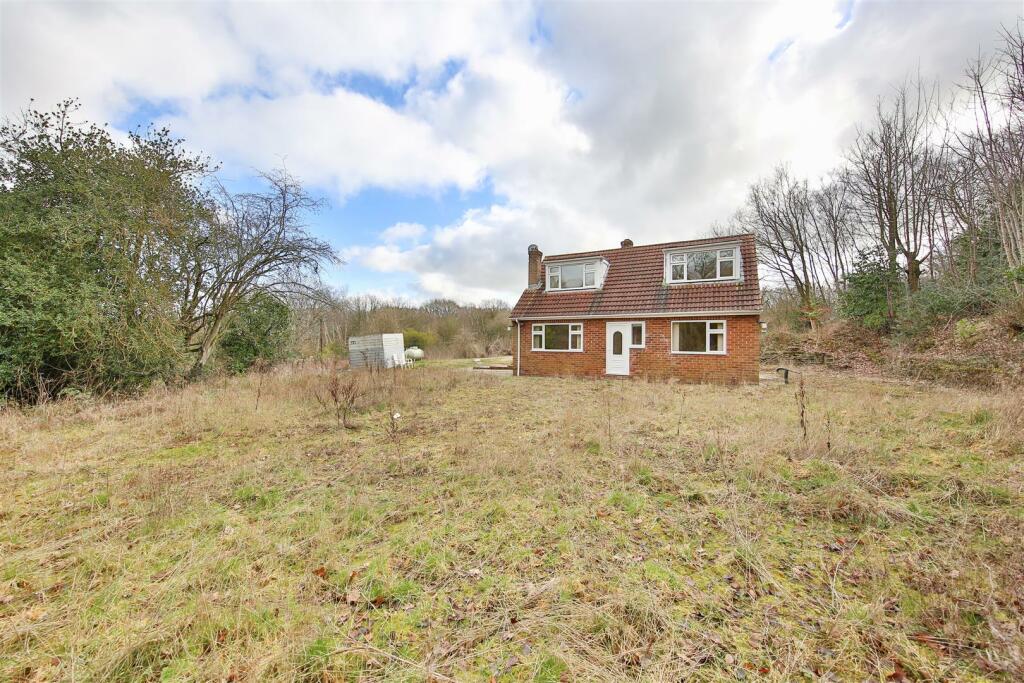 4 bedroom detached bungalow for sale in Cross Road, Off Middle Road