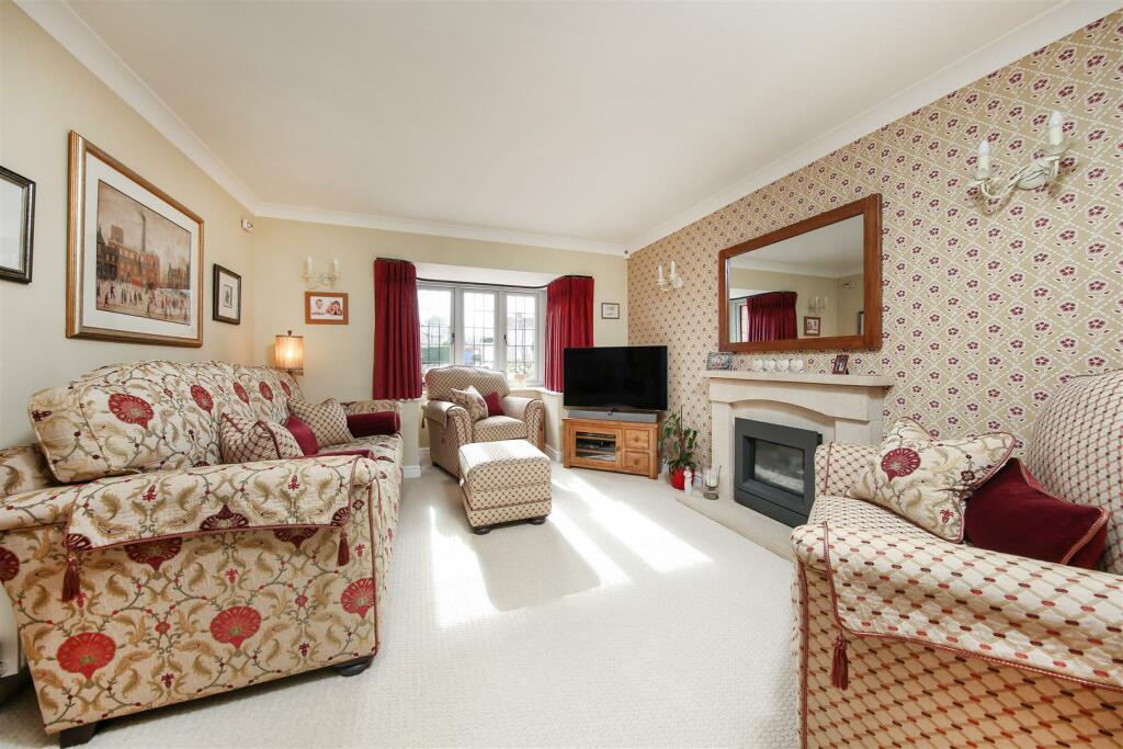 4 bedroom house for sale in Hall Close, Cutthorpe, Chesterfield, S42