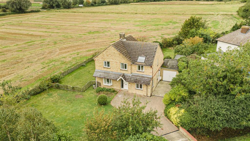 4 bedroom detached house for sale in Cambridge Road, Waterbeach, CB25