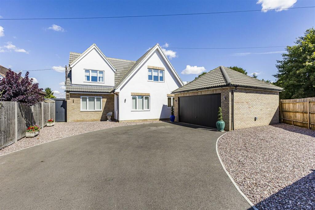 4 bedroom detached house for sale in Spencer Drive, Melbourn, Royston, SG8
