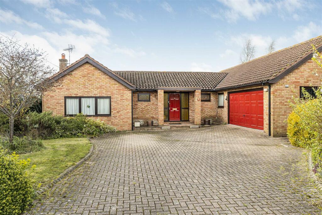 3 bedroom detached bungalow for sale in West Drive, Highfields