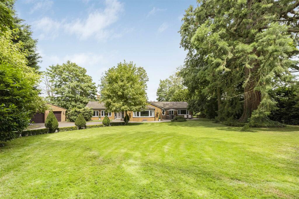 4 bedroom bungalow for sale in West Close, Waresley, SG19