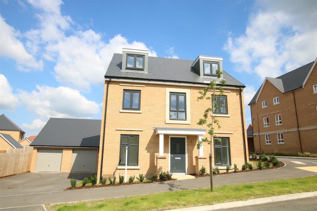 5 bedroom detached house for sale in Leverett Way, Saffron Walden, CB10