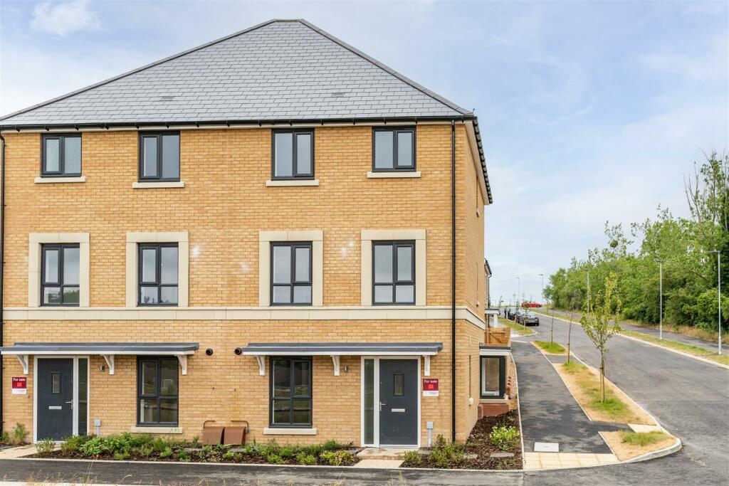 4 bedroom town house for sale in Leverett Way, Saffron Walden, CB10