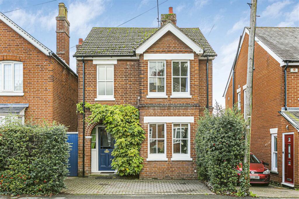 4 bedroom detached house for sale in Thaxted Road, Saffron Walden, CB11