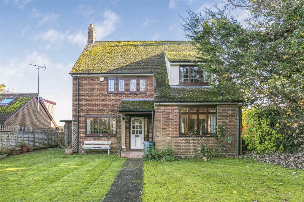 4 bedroom detached house for sale in Skeins Way, Clavering, Saffron