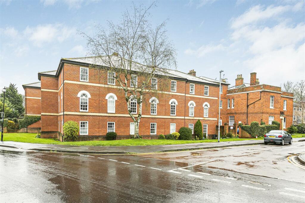 2 bedroom retirement property for sale in Farmadine House, Saffron