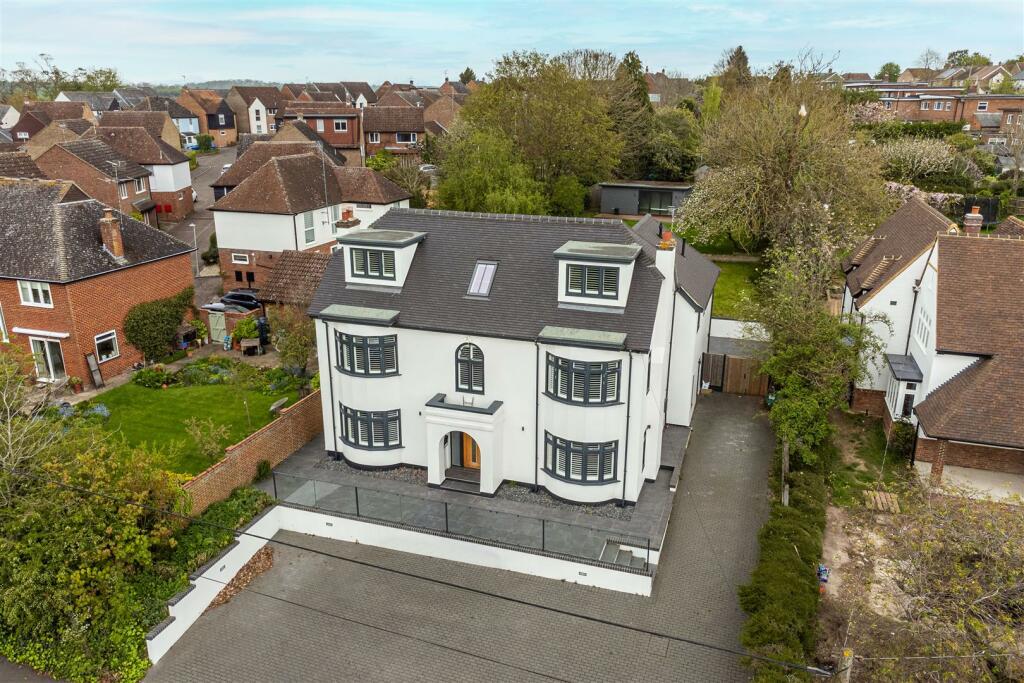 6 bedroom detached house for sale in Ashdon Road, Saffron Walden, CB10
