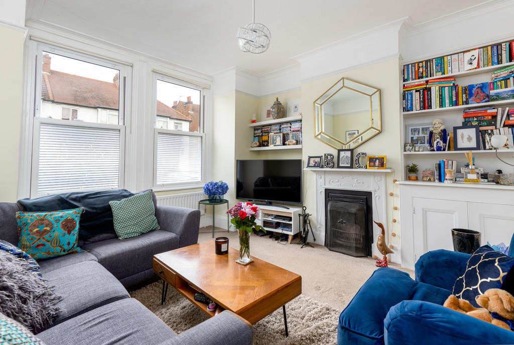 2 bedroom ground floor maisonette for sale in Murray Road, London, W5