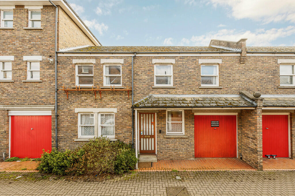 3 bedroom mews property for sale in Alders Close, London, W5
