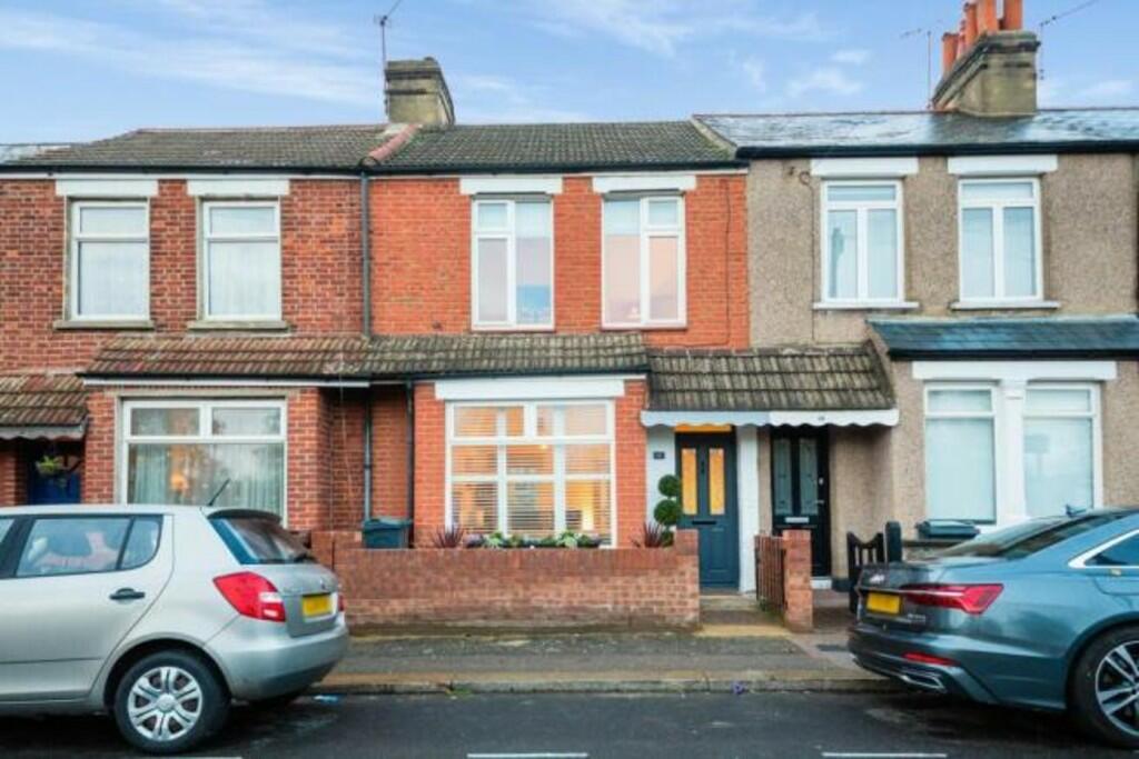 3 bedroom terraced house for sale in Layton Road, Brentford, TW8