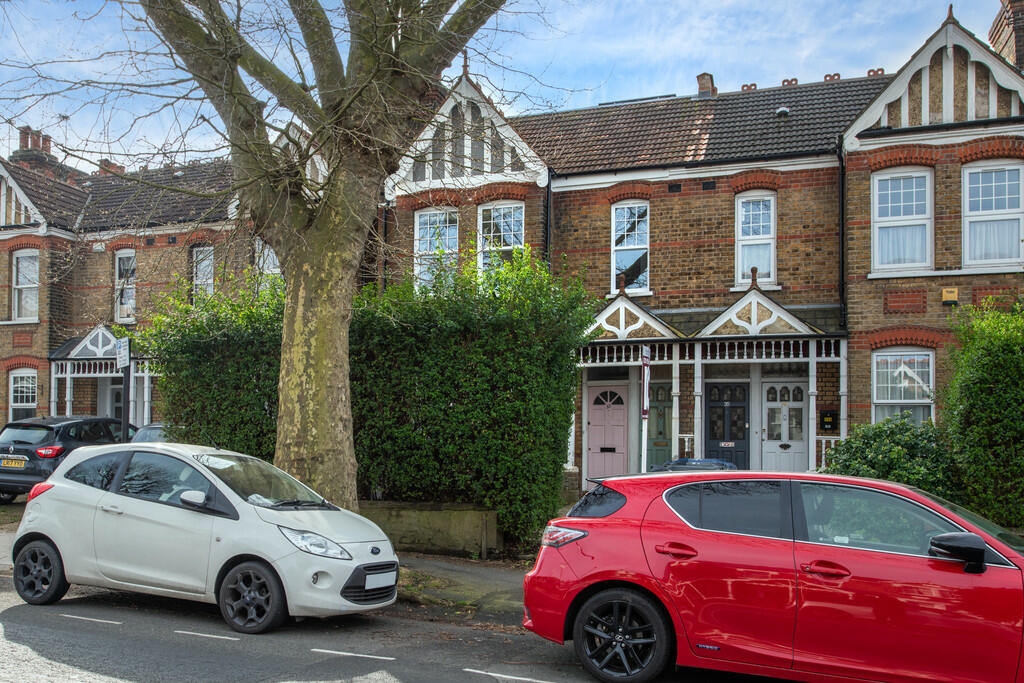 2 bedroom ground floor for sale in Little Ealing Lane