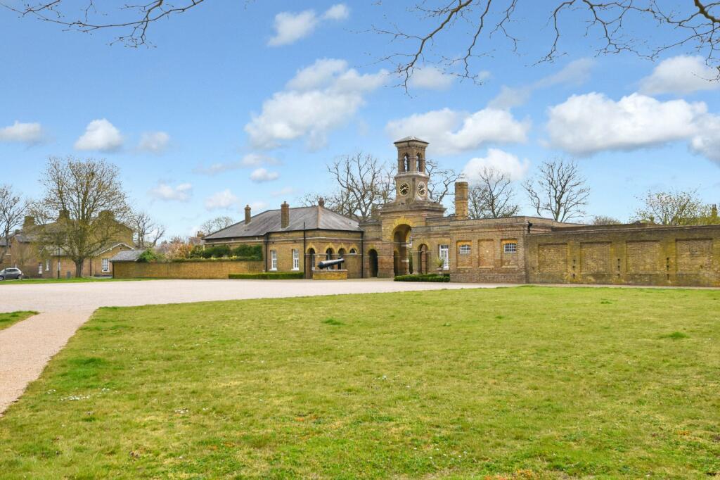 4 bedroom terraced house for sale in Horseshoe Crescent (Block E