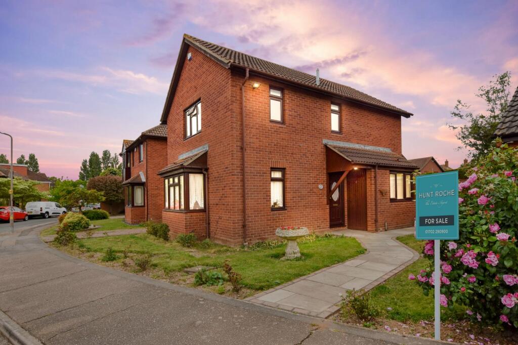 3 bedroom detached house for sale in Sonning Way, North Shoebury