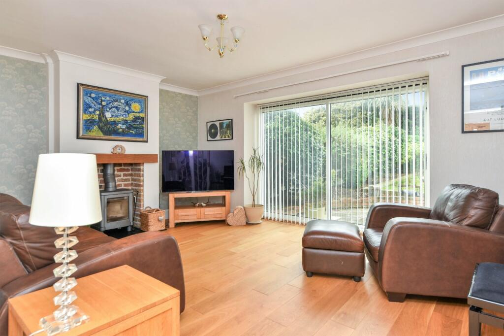 2 bedroom bungalow for sale in Waterford Road, South Shoebury