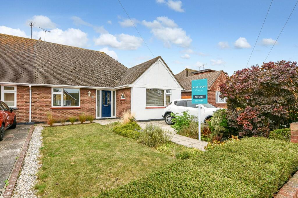 2 bedroom bungalow for sale in Waterford Road, South Shoebury