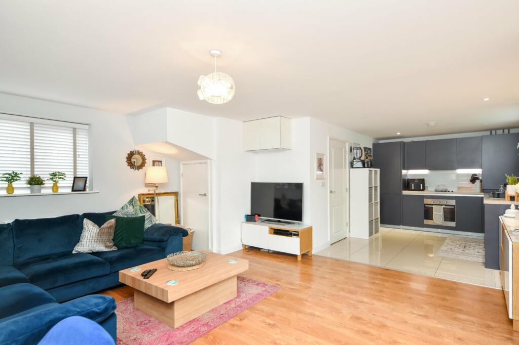 3 bedroom semidetached house for sale in Old School Court, Hinguar