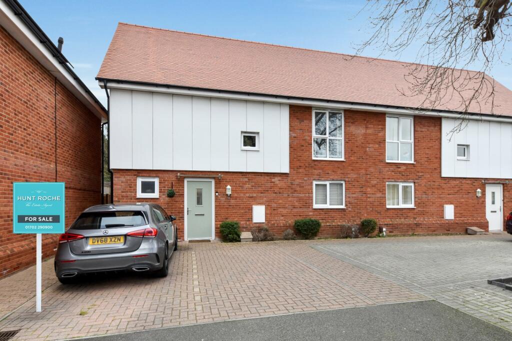 3 bedroom semidetached house for sale in Old School Court, Hinguar