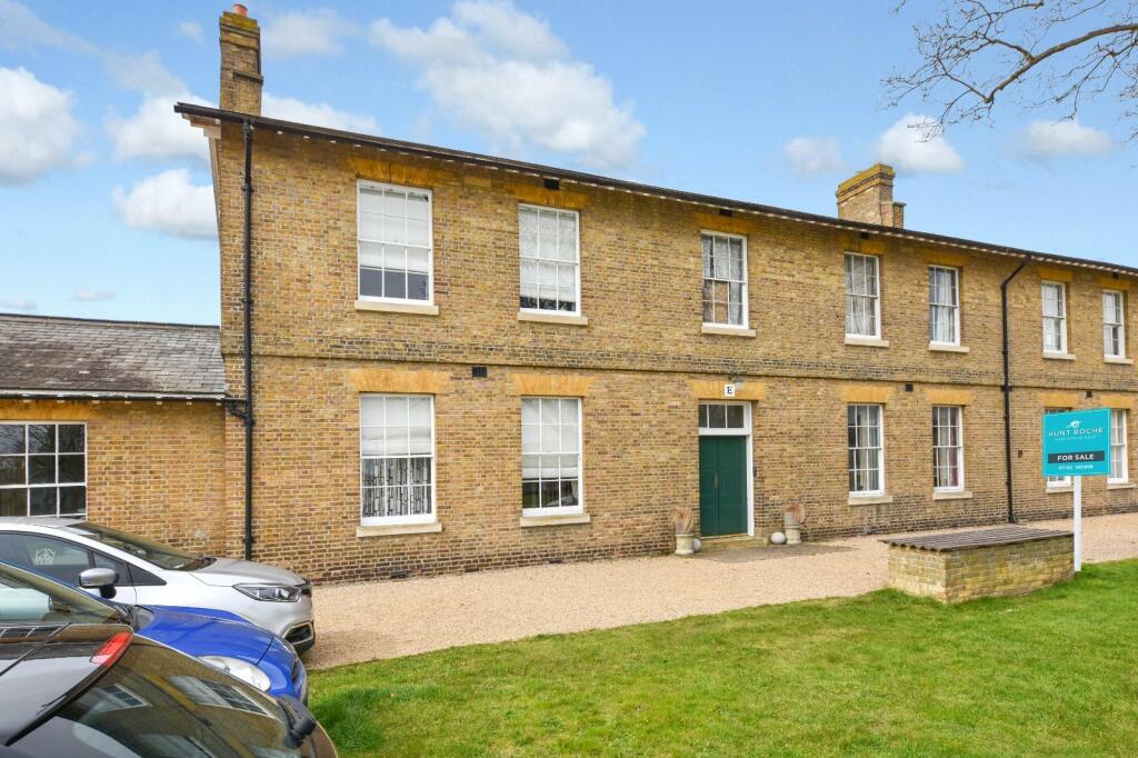 4 bedroom terraced house for sale in Horseshoe Crescent, Shoebury