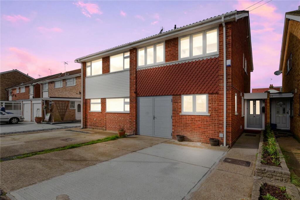 3 bedroom semidetached house for sale in Gunners Road, Close To