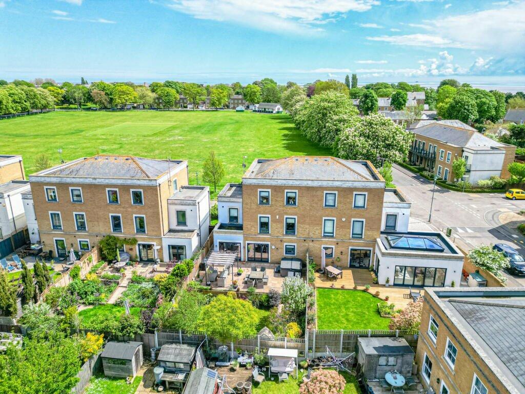 5 bedroom semidetached house for sale in Boundary Way, Shoebury