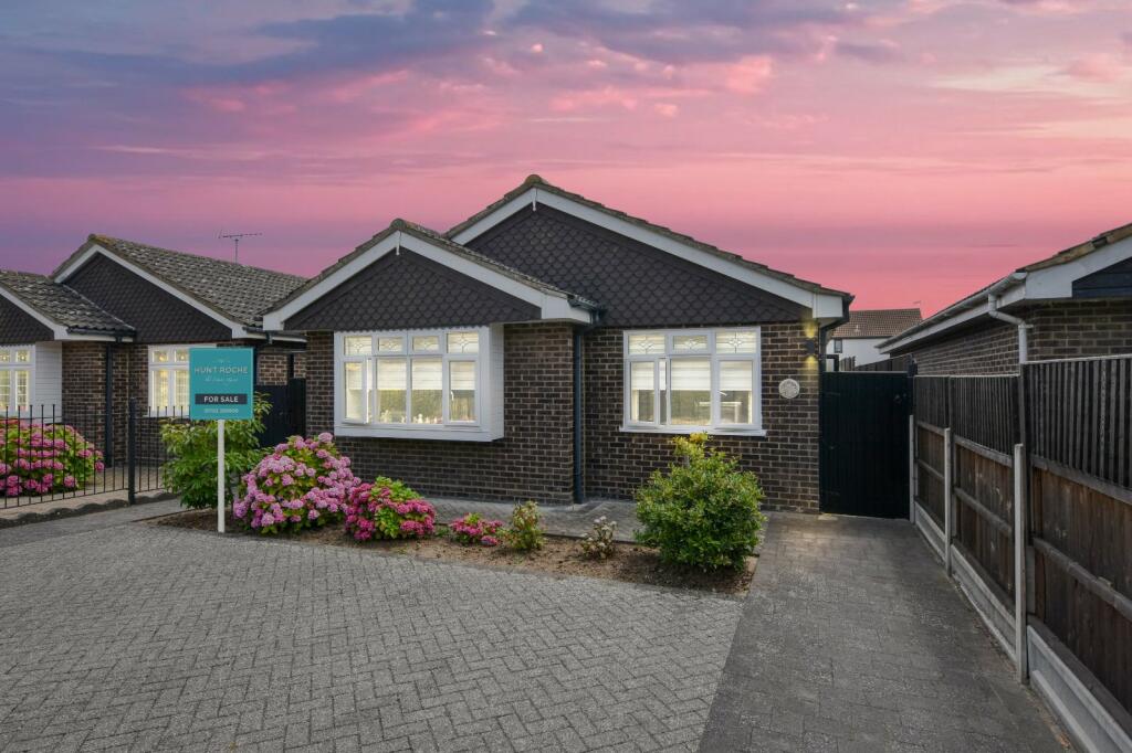 2 bedroom bungalow for sale in Aylesbeare, Location