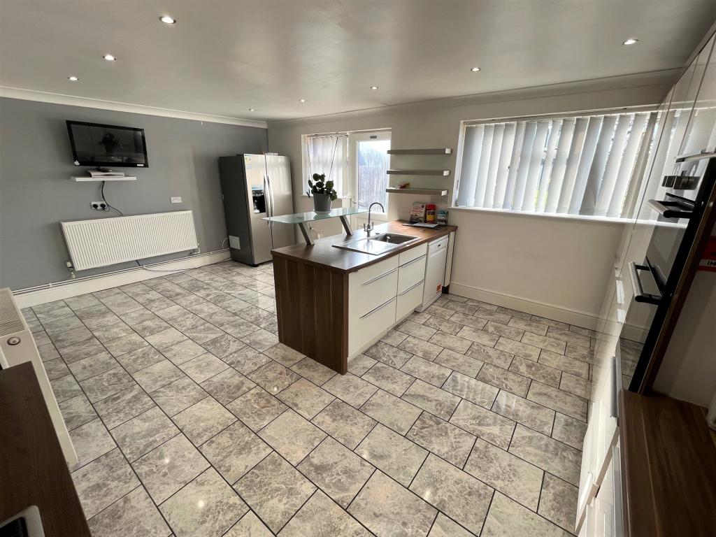 4 bedroom detached house for sale in Elmfield Road, Peterborough, PE1