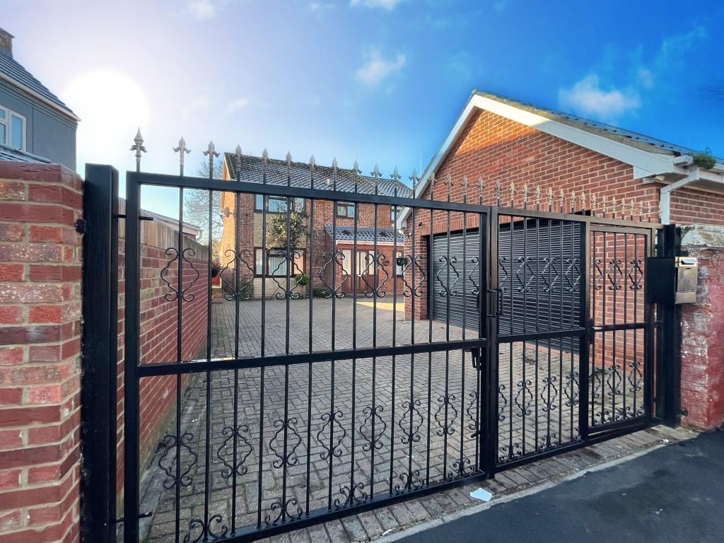 4 bedroom detached house for sale in Elmfield Road, Peterborough, PE1