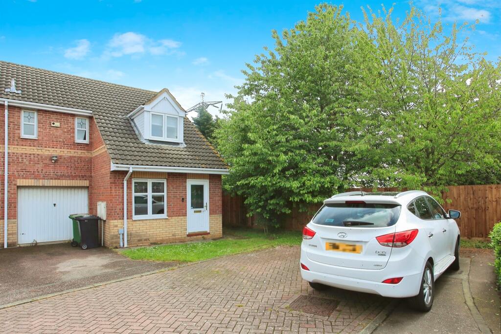 3 bedroom end of terrace house for sale in Meadenvale, Peterborough, PE1