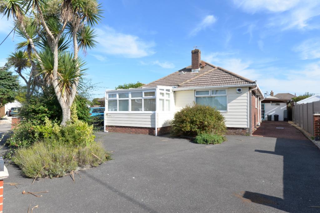 2 bedroom bungalow for sale in Arnolds Close, Barton On Sea, New Milton