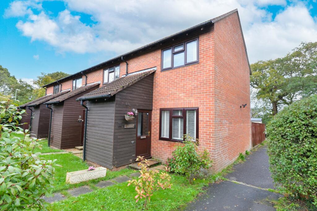 2 bedroom end of terrace house for sale in Eastlands, New Milton