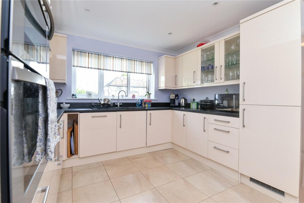 Additional property image - Avenue Road, New Milton, Hampshire, BH25