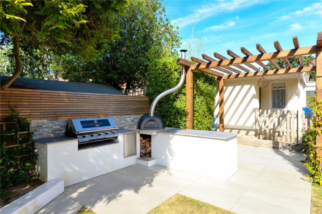Additional property image - Chestnut Avenue, Barton on Sea, New Milton, Hampshire, BH25