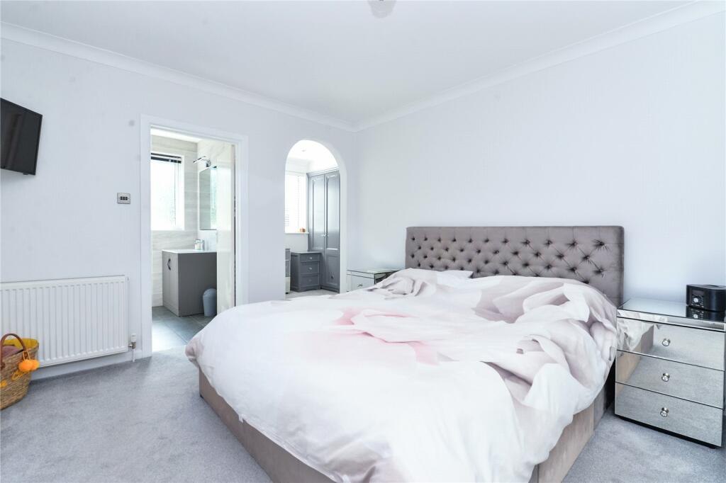 Additional property image - Chestnut Avenue, Barton on Sea, New Milton, Hampshire, BH25