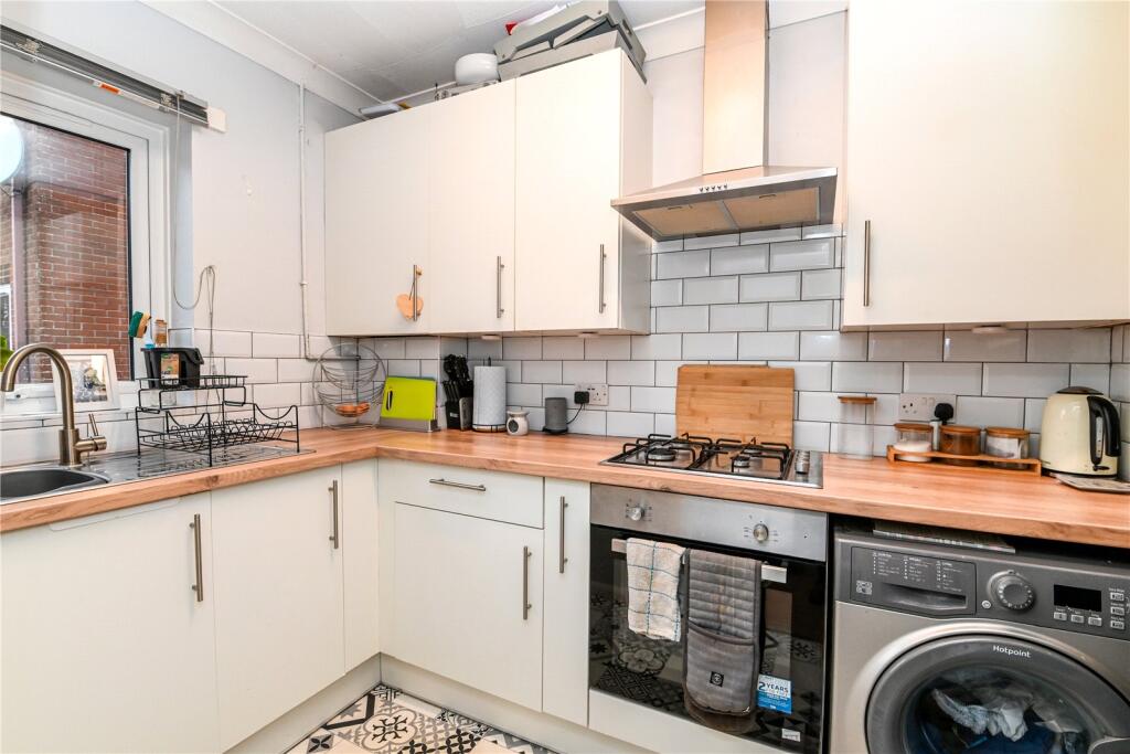Additional property image - Vincent Close, New Milton, Hampshire, BH25