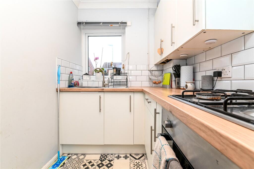 Additional property image - Vincent Close, New Milton, Hampshire, BH25