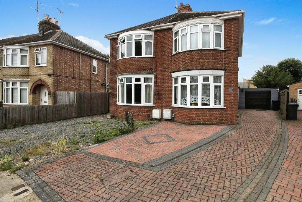 3 bedroom semidetached house for sale in Carleton Crest, Walton