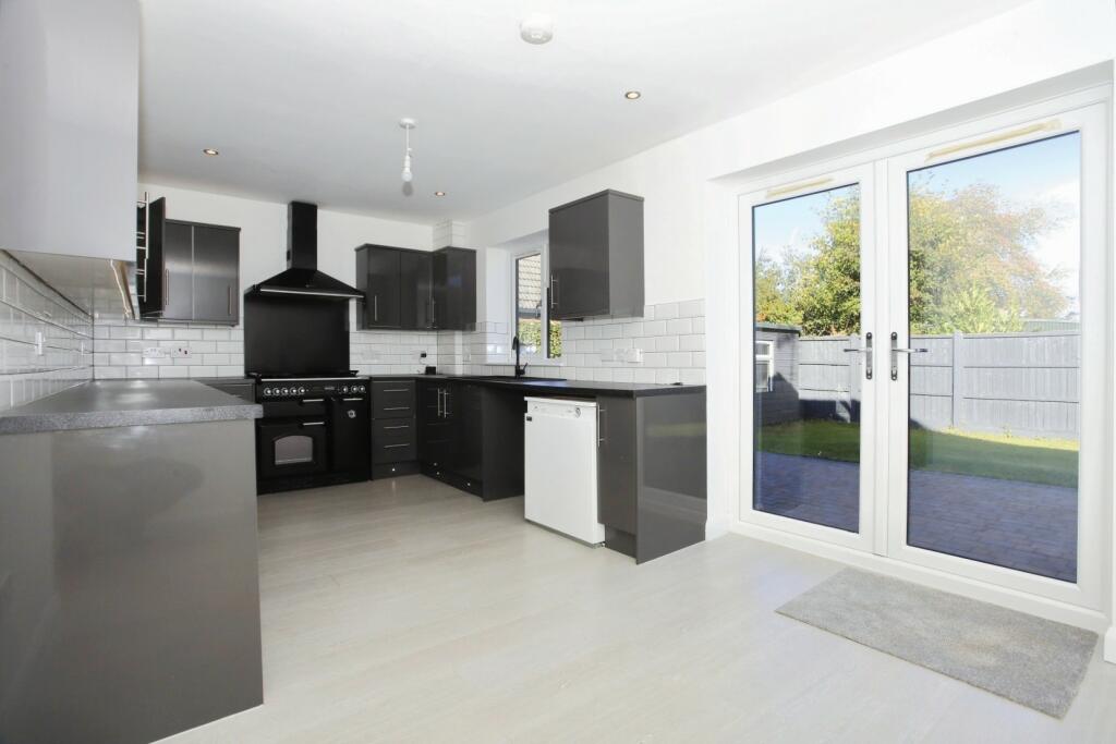 2 bedroom detached bungalow for sale in Lincoln Road, Glinton