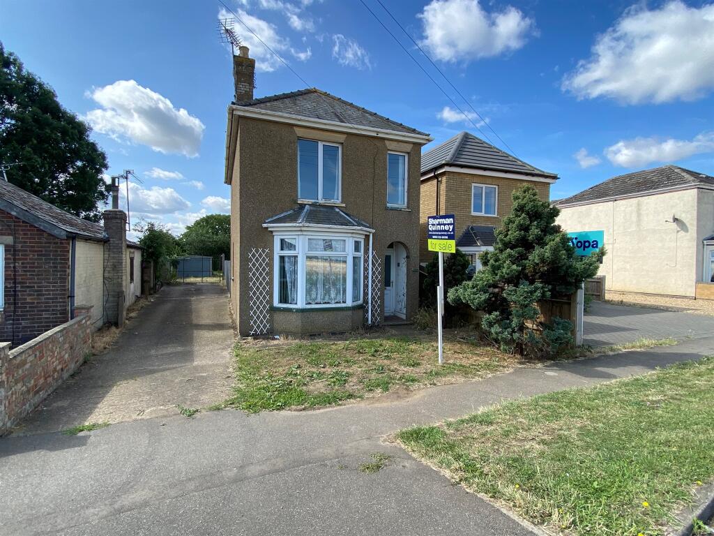 3 bedroom detached house for sale in Estover Road, March, PE15