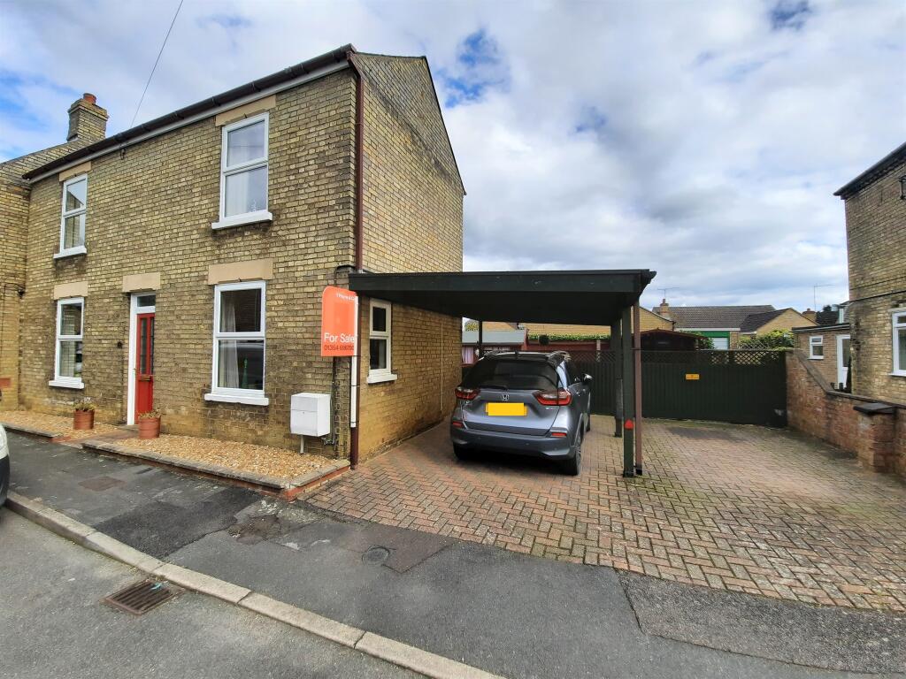 3 bedroom detached house for sale in York Road, Chatteris, PE16