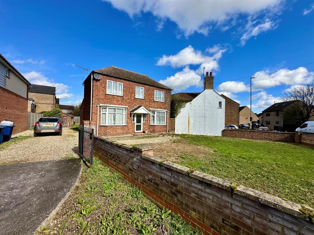 4 bedroom detached house for sale in Bridge Street, Chatteris, PE16