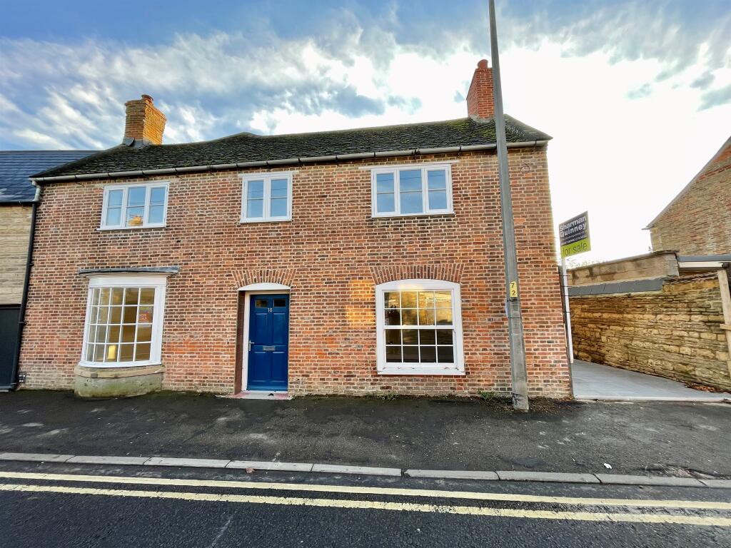 4 bedroom character property for sale in High Street, Market Deeping