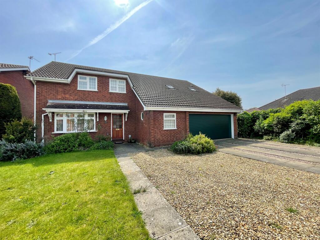 4 bedroom detached house for sale in Thackers Way, Market Deeping, Peterborough, PE6